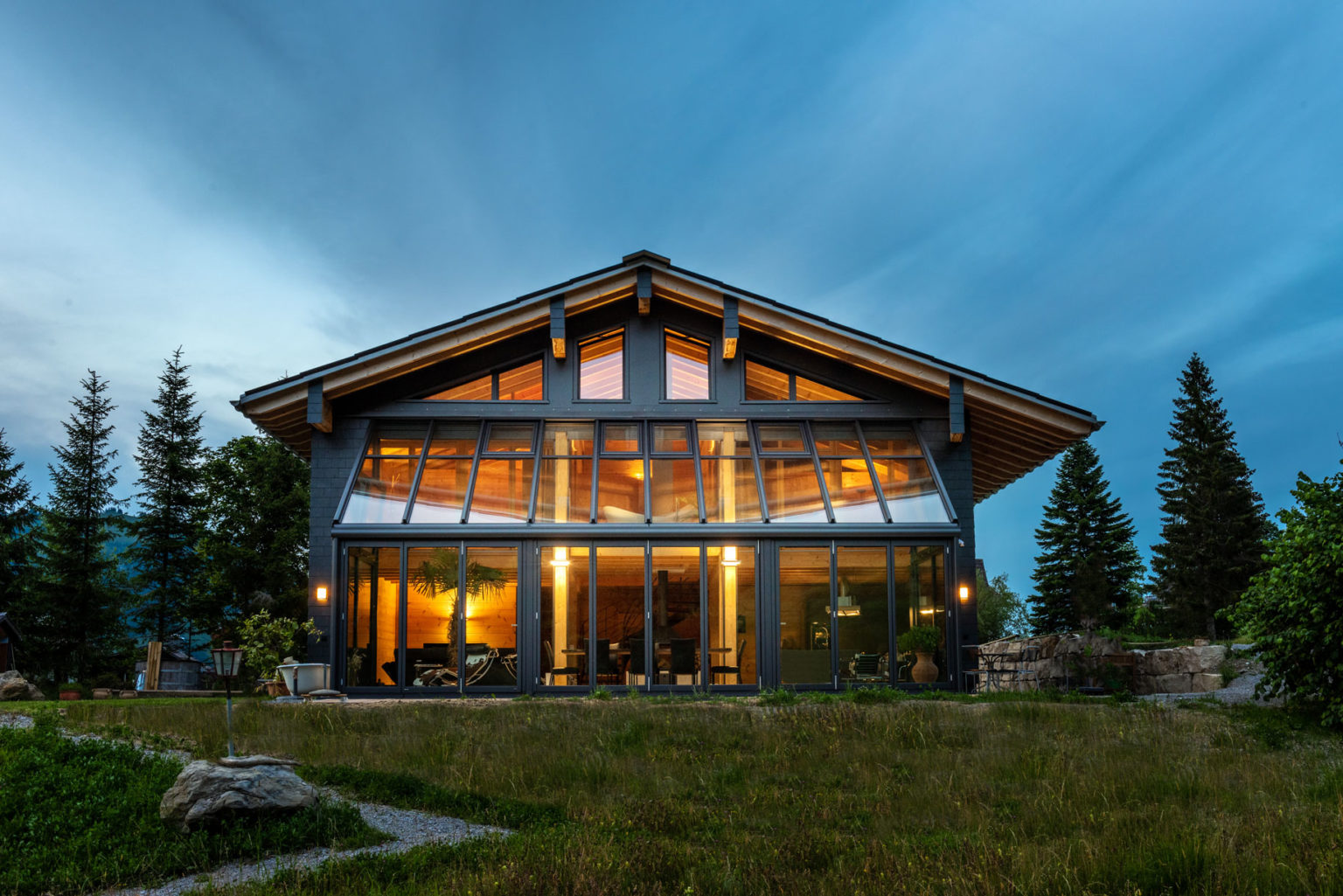 Holzhaus mit Wintergarten bei Nacht