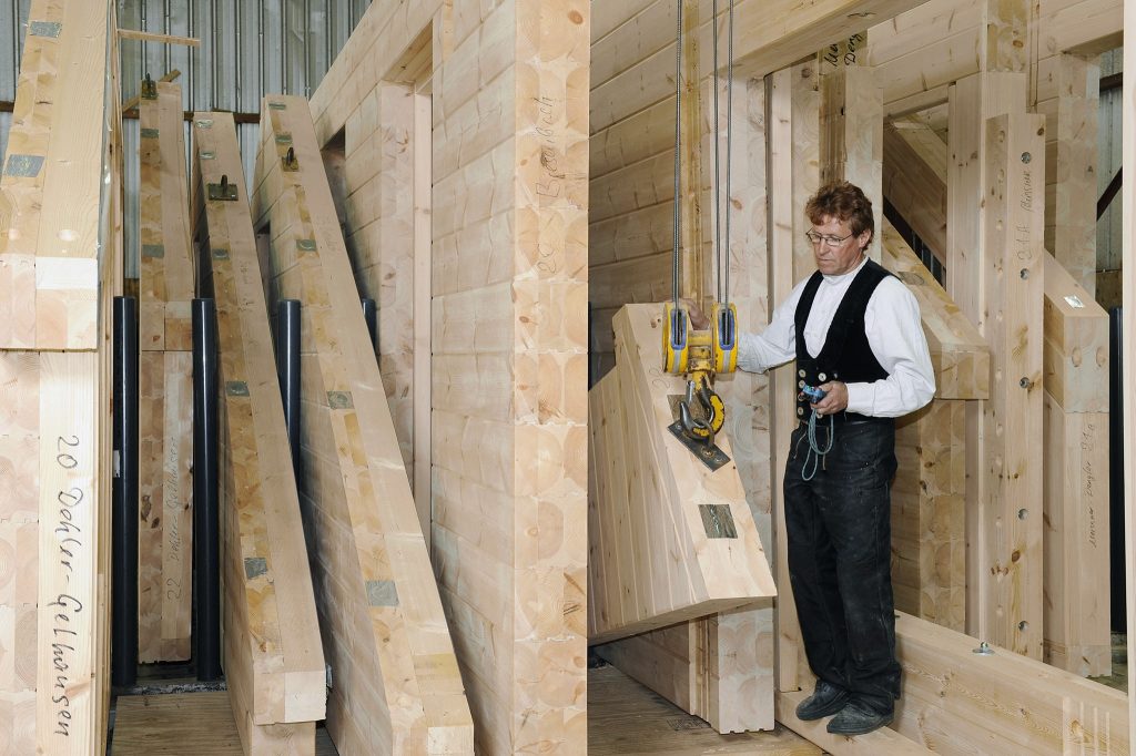 Zimmermann bei der Produktion der Holzwände