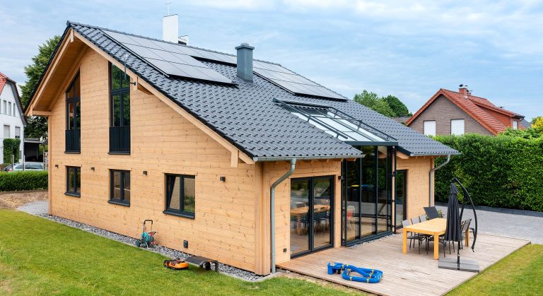 modernes Holzhaus an der Solequelle für Familien von Fullwood von außen