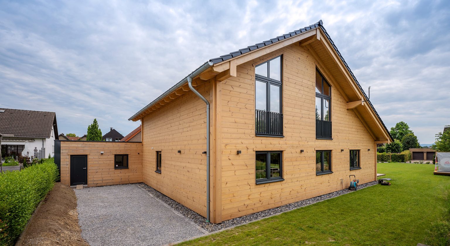 Außenansicht Holzhaus an der Solequelle, modernes Fullwood Holzhaus für Familien